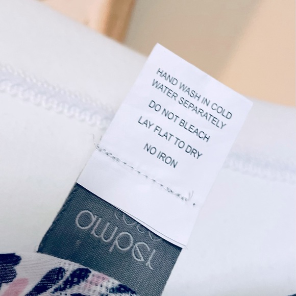 Amber Rose Rockmans Paisley Floral Blue, Pink & White Scarf $15 (RRP $40)🕊️💛. - Picture 3 of 4